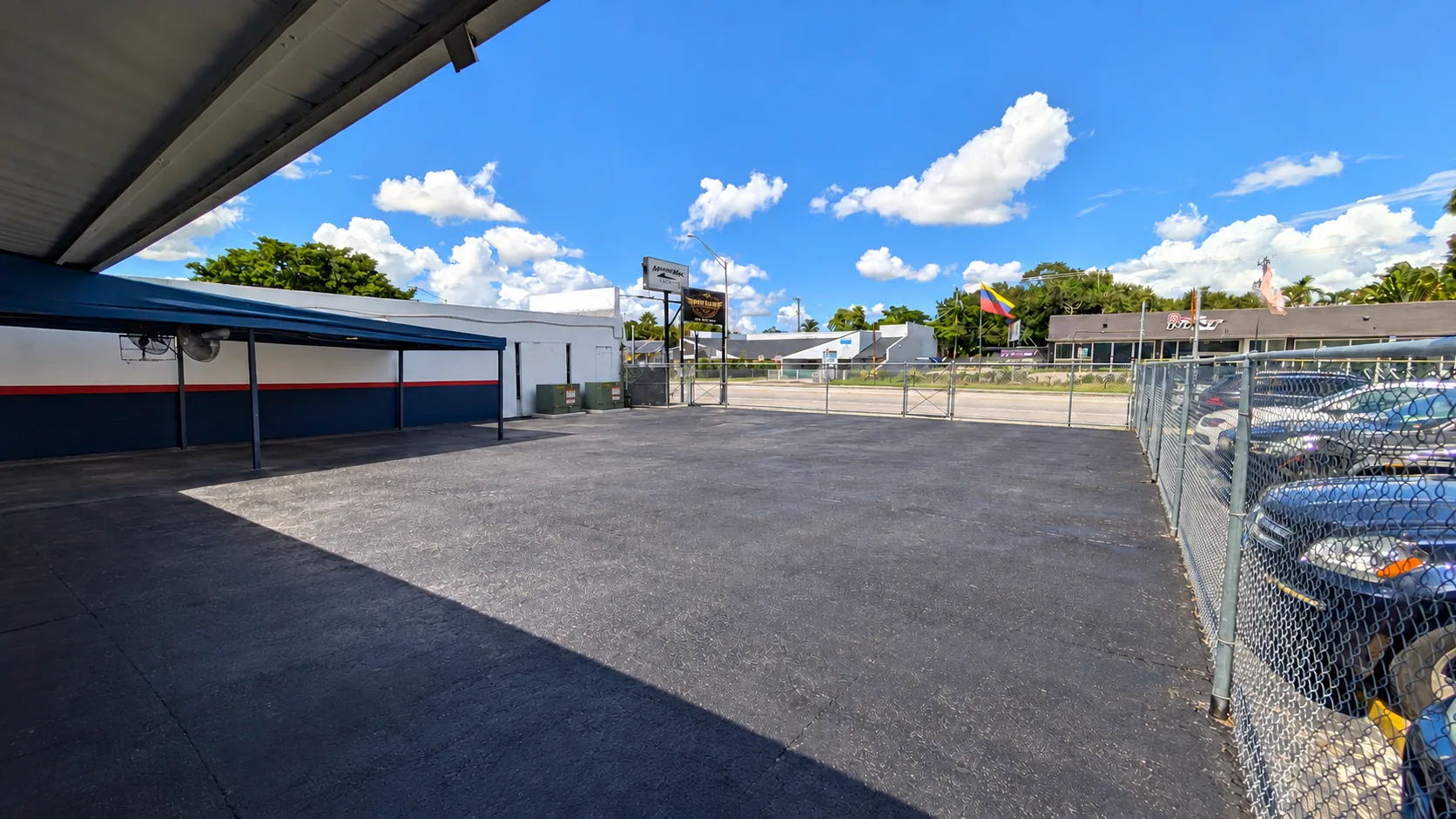 Lote cercado con letrero visible sobre la Calle 79